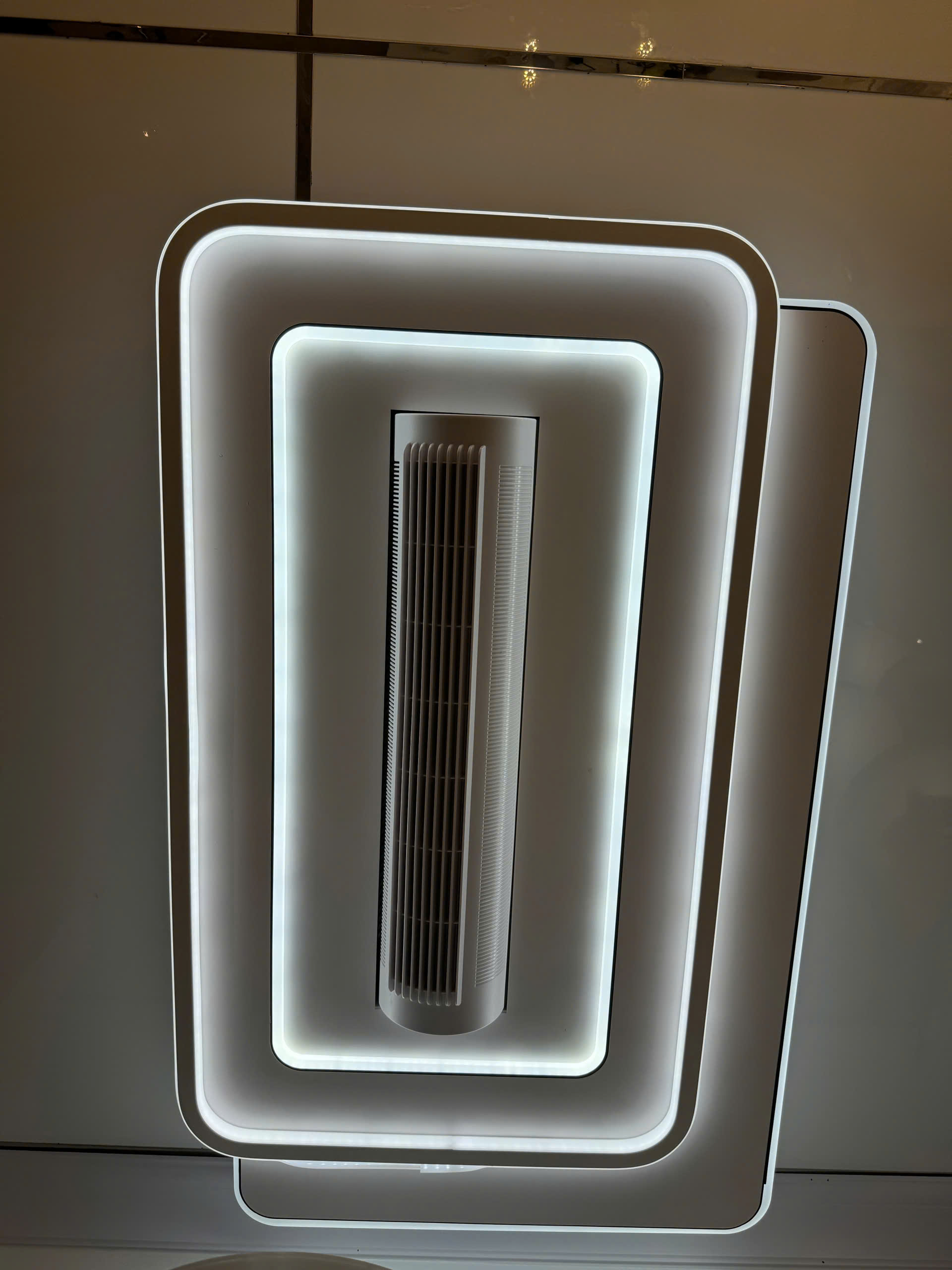 Đèn quạt xoay không cánh 2