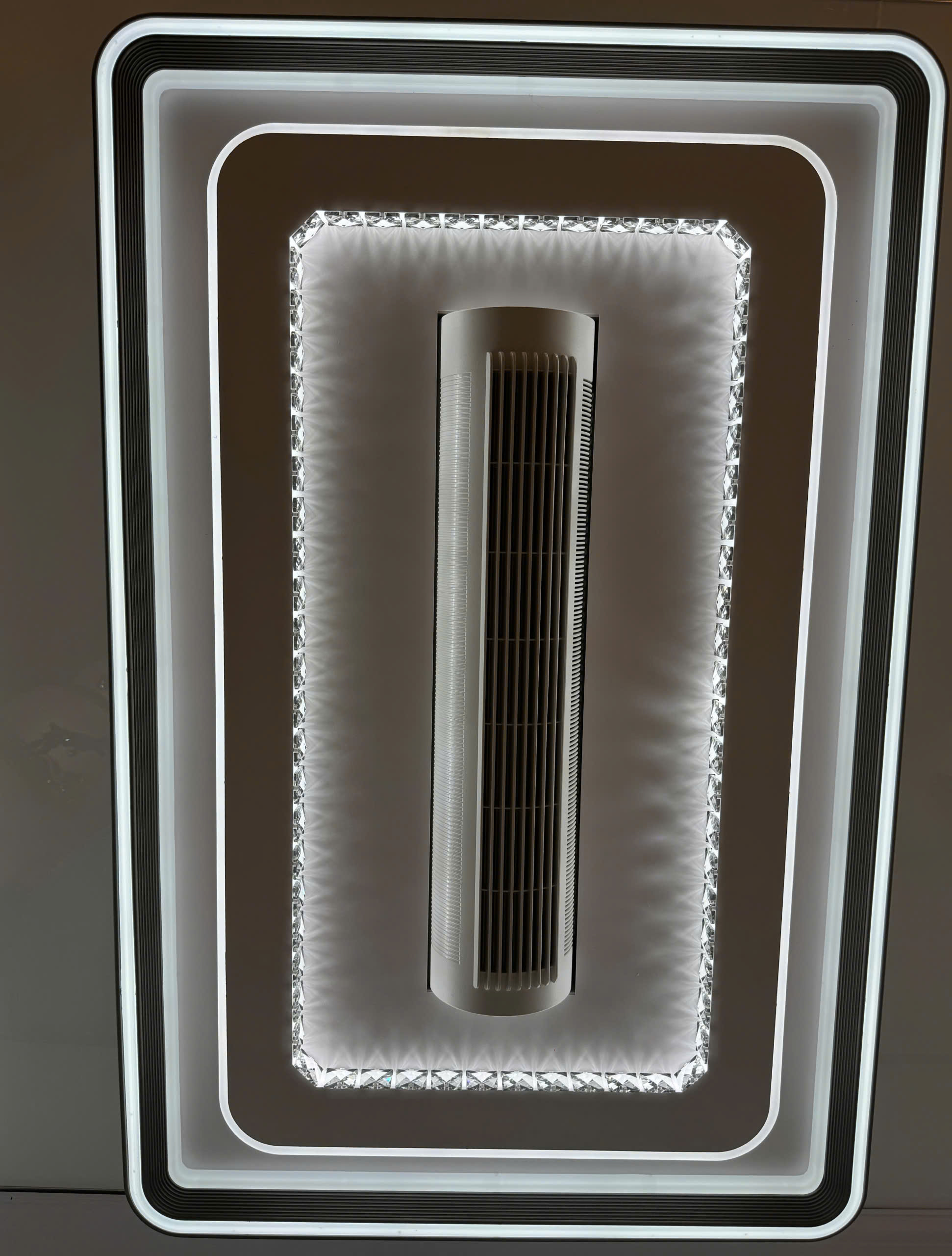 Đèn quạt xoay không cánh 1